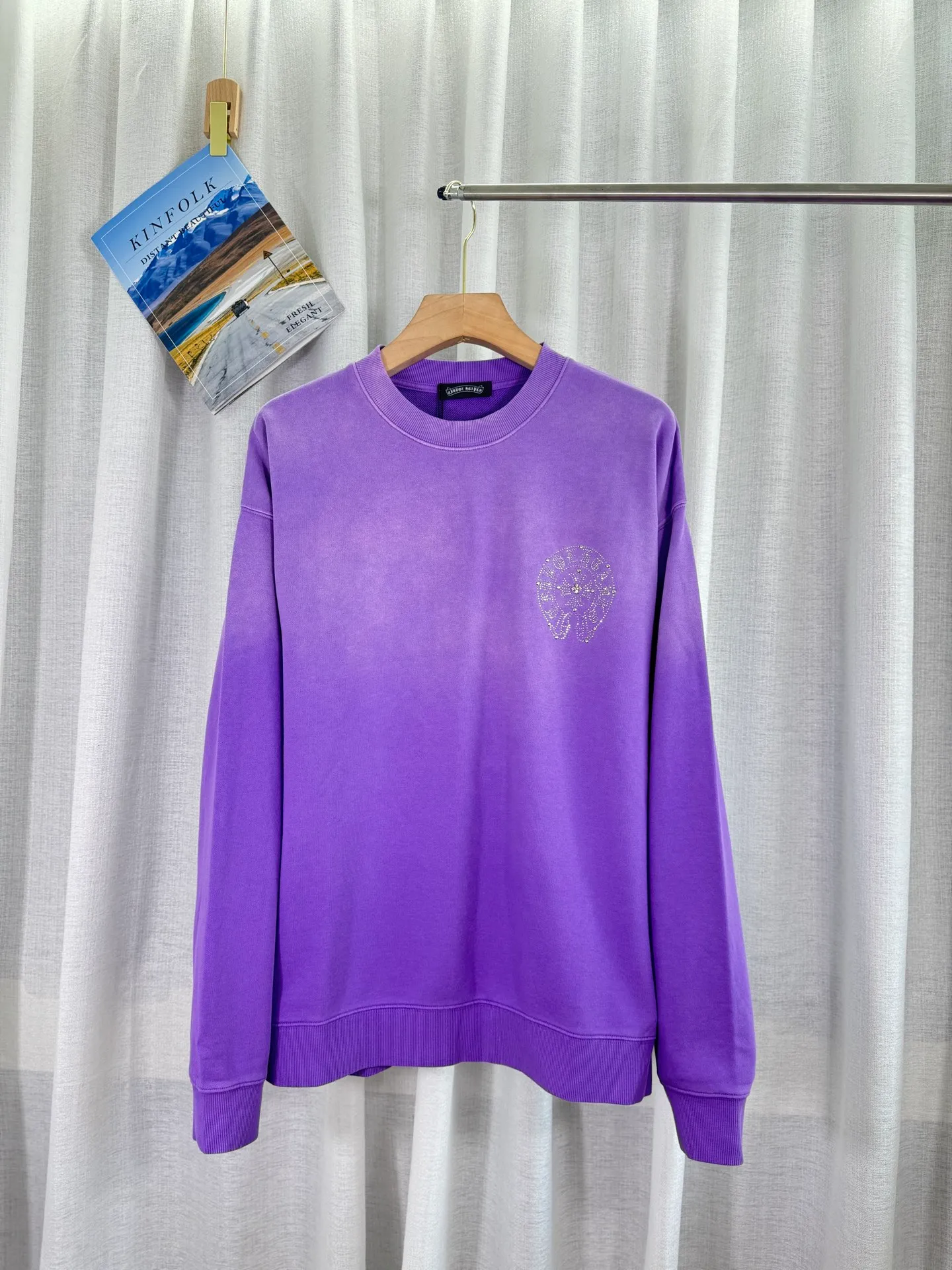 P290 top version, real shot without P, ​​different from market currency) 𝗖𝗵𝗿𝗼𝗺𝗲 𝗛𝗲𝗮𝗿𝘁𝘀/Croxin 2025 Autumn and Winter New Original Single Counter American 3D Rivets and Stickers Couple Casual Sweater 👑The highest version! Customized fabric 430g tripe terry fabric! American-style pickled and distressed original fabric, laser-burned flowers, rivets and diamonds, exquisite embroidery of letters! The best-selling model in the counter, very comfortable to wear. Accessories: original molded and authenticated collar label➕100% silk wash label. Genuine purchase-grade original hangtag➕matching hanging rope➕3D hanging beads➕original packaging bag. Craftsmanship: The original version has consistent wiring! The highest version of the armhole matching technique! Color: Pink Black Green Purple Size: S M L XL Style Number: 25-375